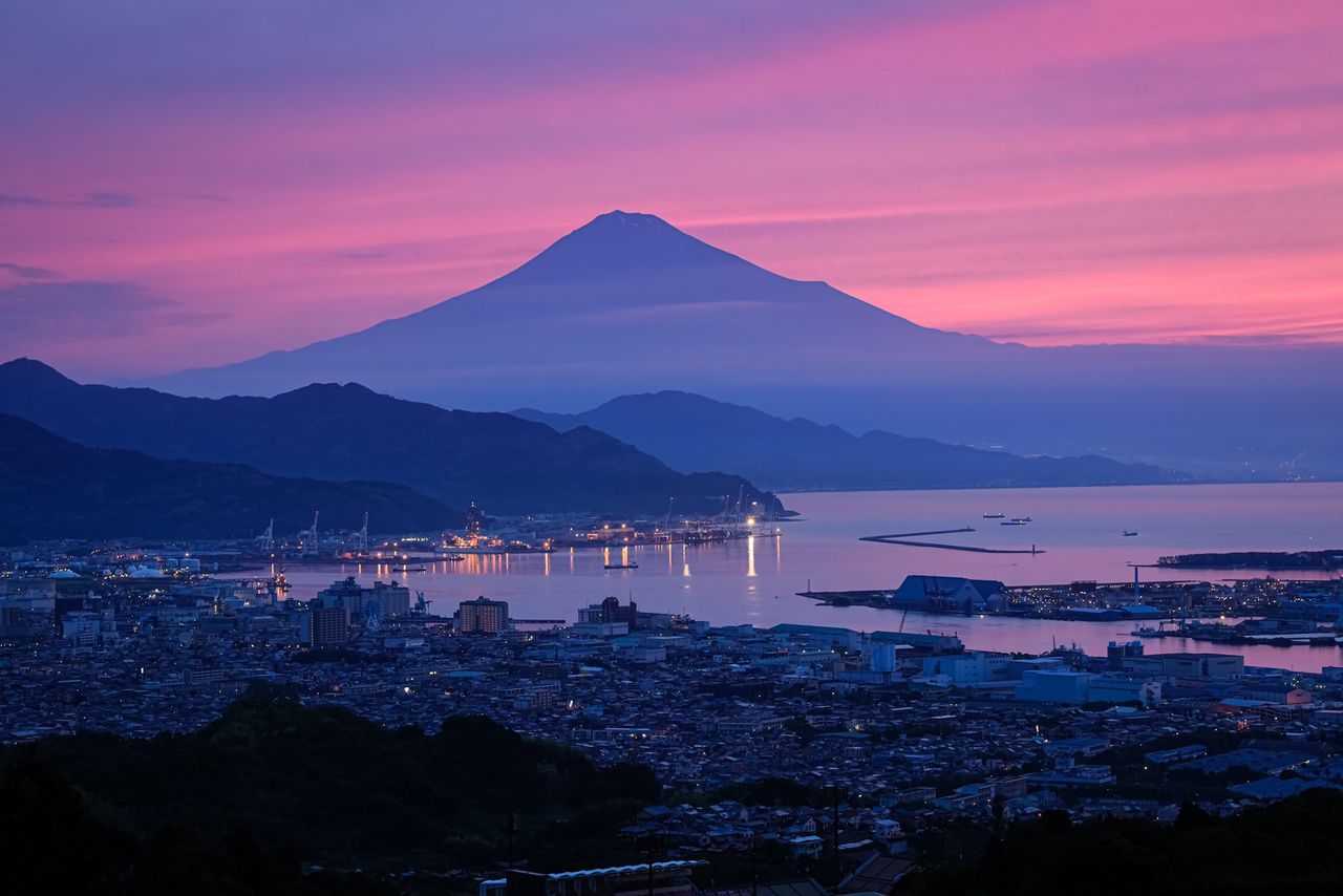 Una fotografía de la vista del monte Fuji al amanecer desde Nihondaira que Hashimuki tomó el día del reportaje. Inmediatamente después, la subió a redes sociales (imagen de Hashimuki Makoto) 