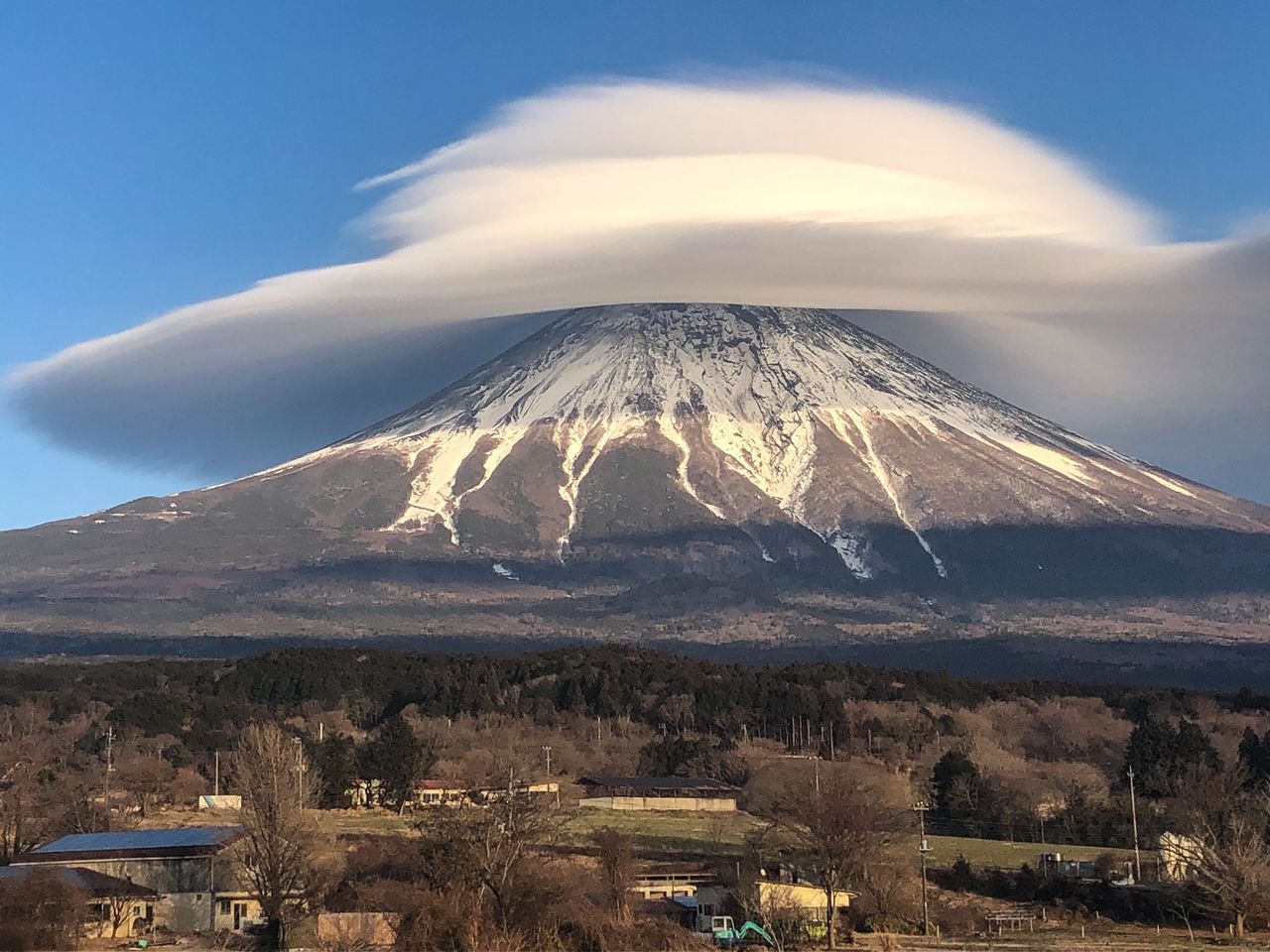 La fotografía del monte Fuji cubierto por una nube que parece un sombrero se hizo viral en redes sociales. Gracias al excelente ángulo desde donde fue tomada, en esta fotografía podemos apreciar incluso el interior de la enorme nube. (imagen de Hashimuki Makoto)