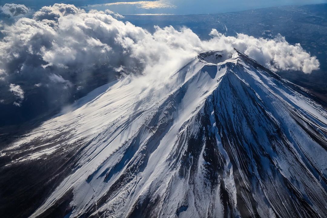 Fotografía aérea que tomó durante un vuelo compartido con sus amigos. Se puede apreciar el paisaje cerca del cráter. (imagen de Hashimuki Makoto)