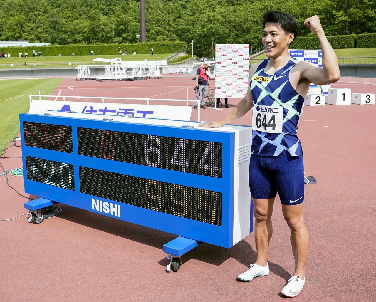 Yamagata Ryōta consiguió romper el récord japonés en el Fuse Sprint el 6 de junio y aseguró su plaza en las olimpiadas al quedar tercero en las clasificatorias del 25 de junio. Imagen tomada el 6 de junio de 2021 en el estadio de atletismo Yamada Sports Park de Tottori. (Jiji Press)