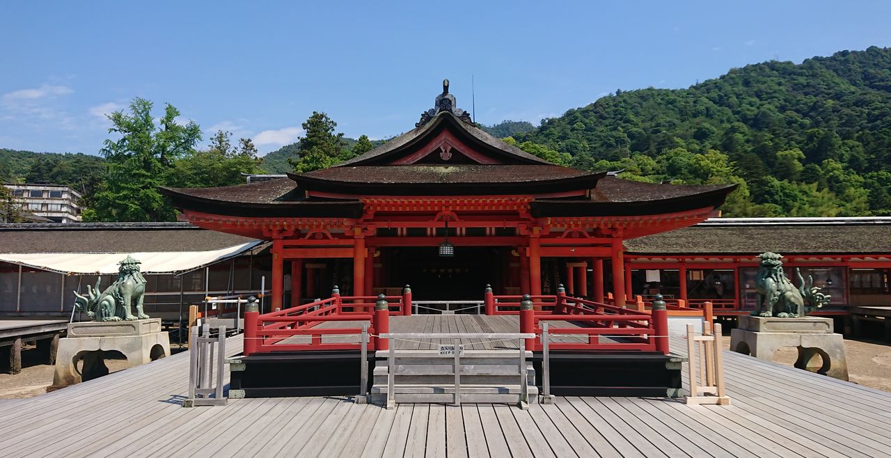 El takabutai del santuario de Itsukushima, tesoro nacional, se halla en el distrito de Miyajima de la ciudad de Hatsukaichi, en la prefectura de Hiroshima. (Fotografía de Fujisawa Shihoko).