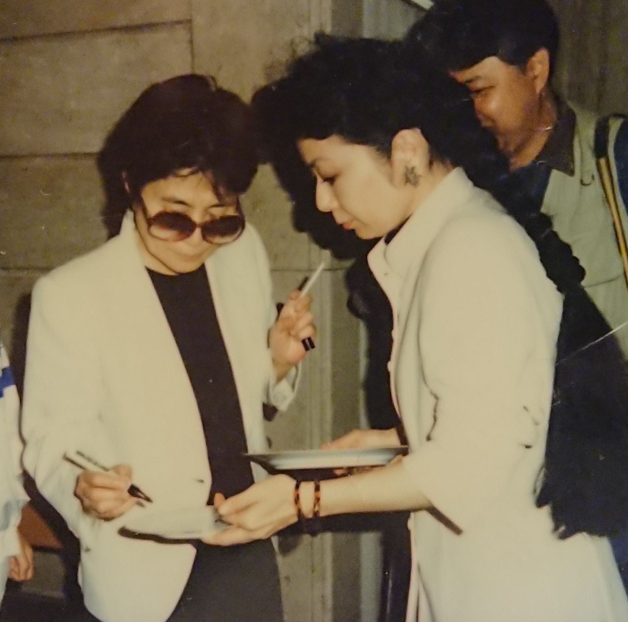Ono Yōko (izquierda) y Satō Kyōko, que encabezaba el comité que produjo el concierto, fotografiadas en Miyajima en octubre de 1995. (Cortesía de Satō Kyōko).