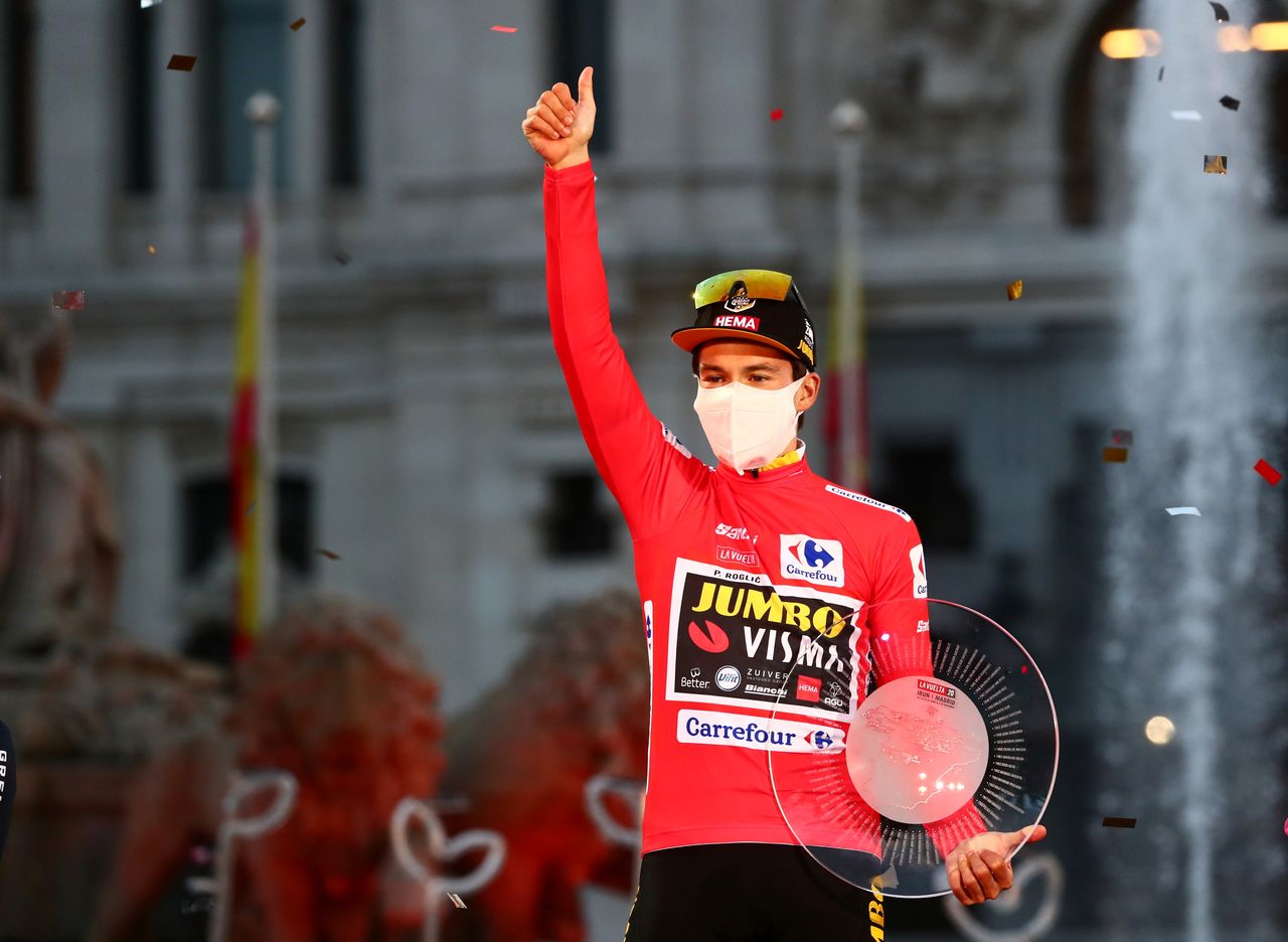 FOTO DE ARCHIVO: El ciclista esloveno Primoz Roglic celebra su victoria en la Vuelta a España tras la última etapa de la edición de 2020 en Madrid, España, el 8 de noviembre de 2020. REUTERS/Sergio Pérez