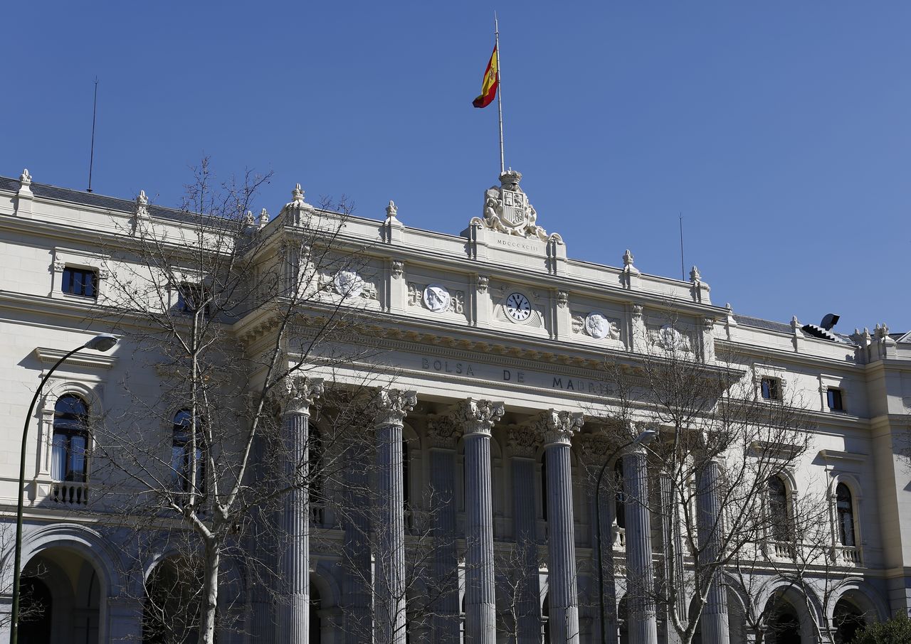 FOTO DE ARCHIVO: Exterior de a Bolsa de Madrid, España, el 3 de marzo de 2016. REUTERS/Paul Hanna