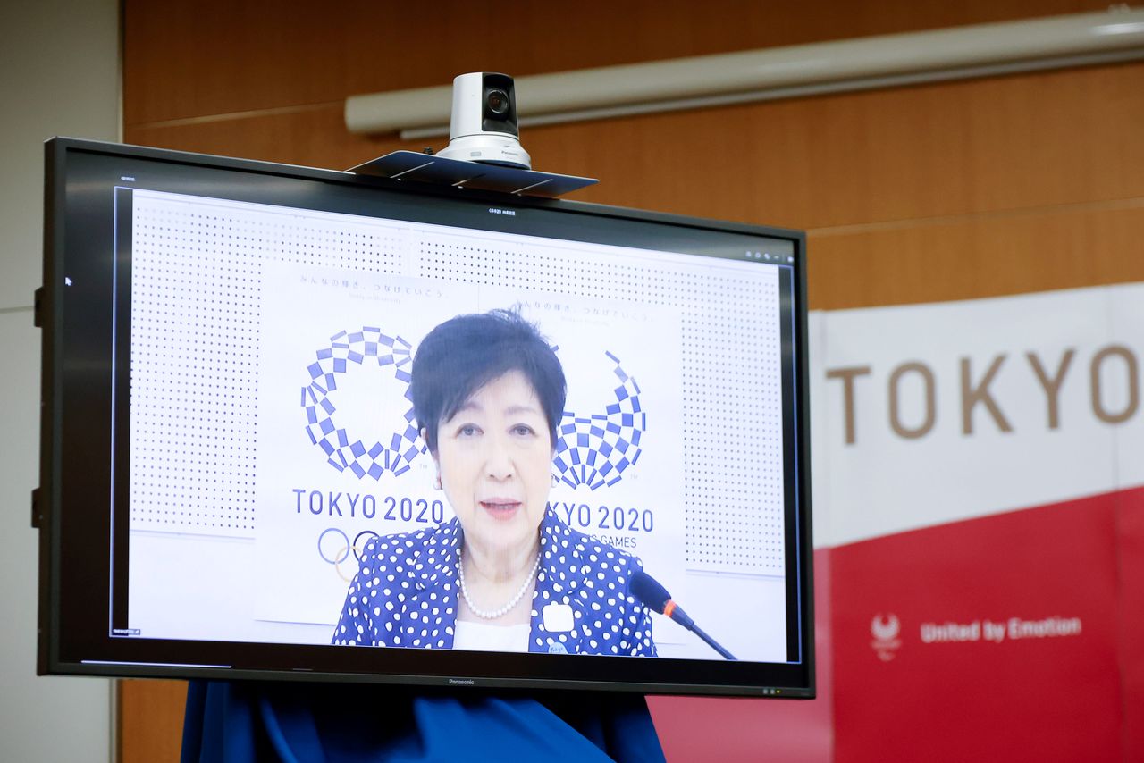 La gobernadora de Tokio Yuriko Koike habla mediante videoconferencia durante una reunión en la Torre Y del Harumi Island Triton Square en Tokio, Japón. 16 de agosto, 2021. Rodrigo Reyes Marin/Pool via REUTERS