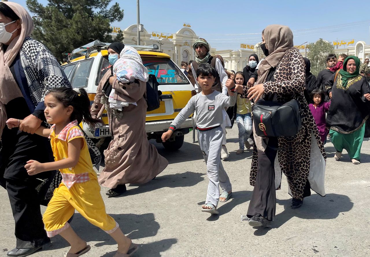 Mujeres con sus hijos intentan entrar al Aeropuerto Internacional Hamid Karzai, en Kabul, Afganistán, Agosto 16, 2021. REUTERS/Stringer