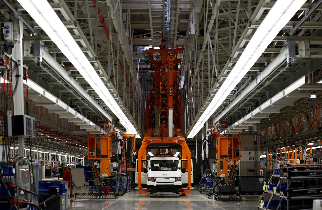 Una nueva línea de producción de Volkswagen Crafter se ve en la recién inaugurada fábrica de Volkswagen en Wrzesnia, cerca de Poznan, Polonia, el 9 de septiembre de 2016. REUTERS/Kacper Pempel