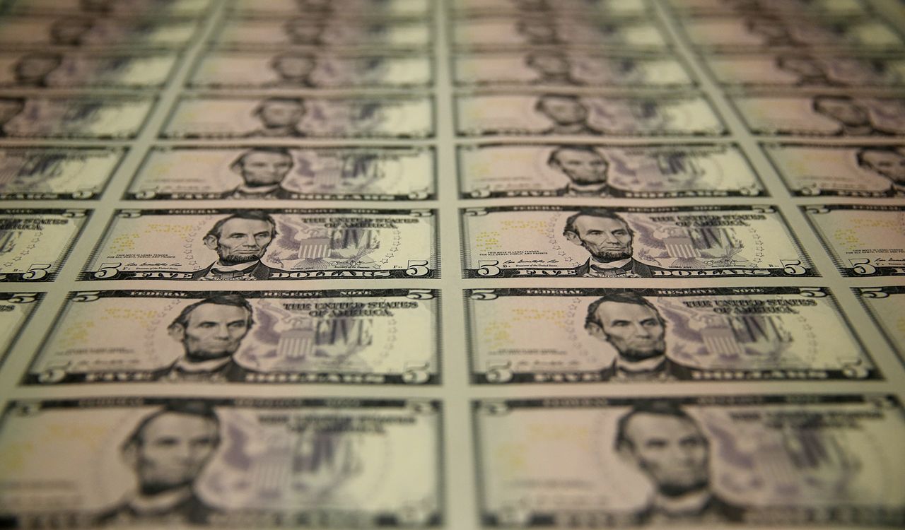 Imagen de archivo de láminas de billetes de 5 dólares en la Oficina de Grabado e Impresión en Washington, EEUU. 26 marzo 2015. REUTERS/Gary Cameron