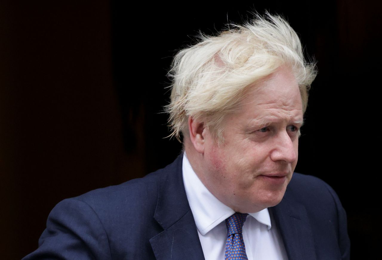 El primer ministro británico Boris Johnson fuera de Downing Street en Londres, Reino Unido, 18 de agosto de 2021. REUTERS/Hannah McKay