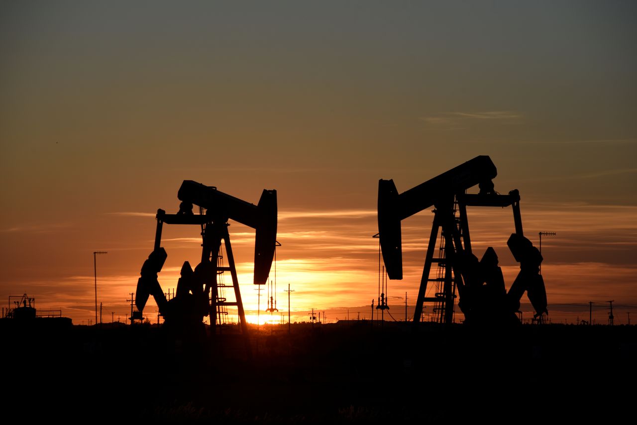 IMAGEN DE ARCHIVO. Balancines de extracción de crudo se ven en un campo petrolero en Midland, Texas, EEUU. Agosto 22, 2018. REUTERS/Nick Oxford/