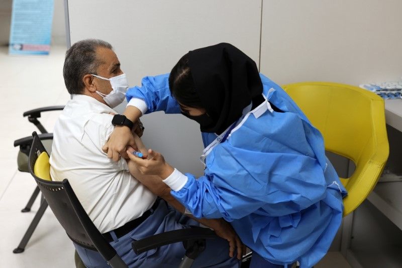 Un hombre iraní recibe una dosis de una vacuna contra la enfermedad del coronavirus (COVID-19) a medida que aumentan los casos, en un centro de vacunación en Teherán, Irán, 9 de agosto de 2021. REUTERS/Majid Asgaripour/WANA (Agencia de Noticias de Asia Occidental)
