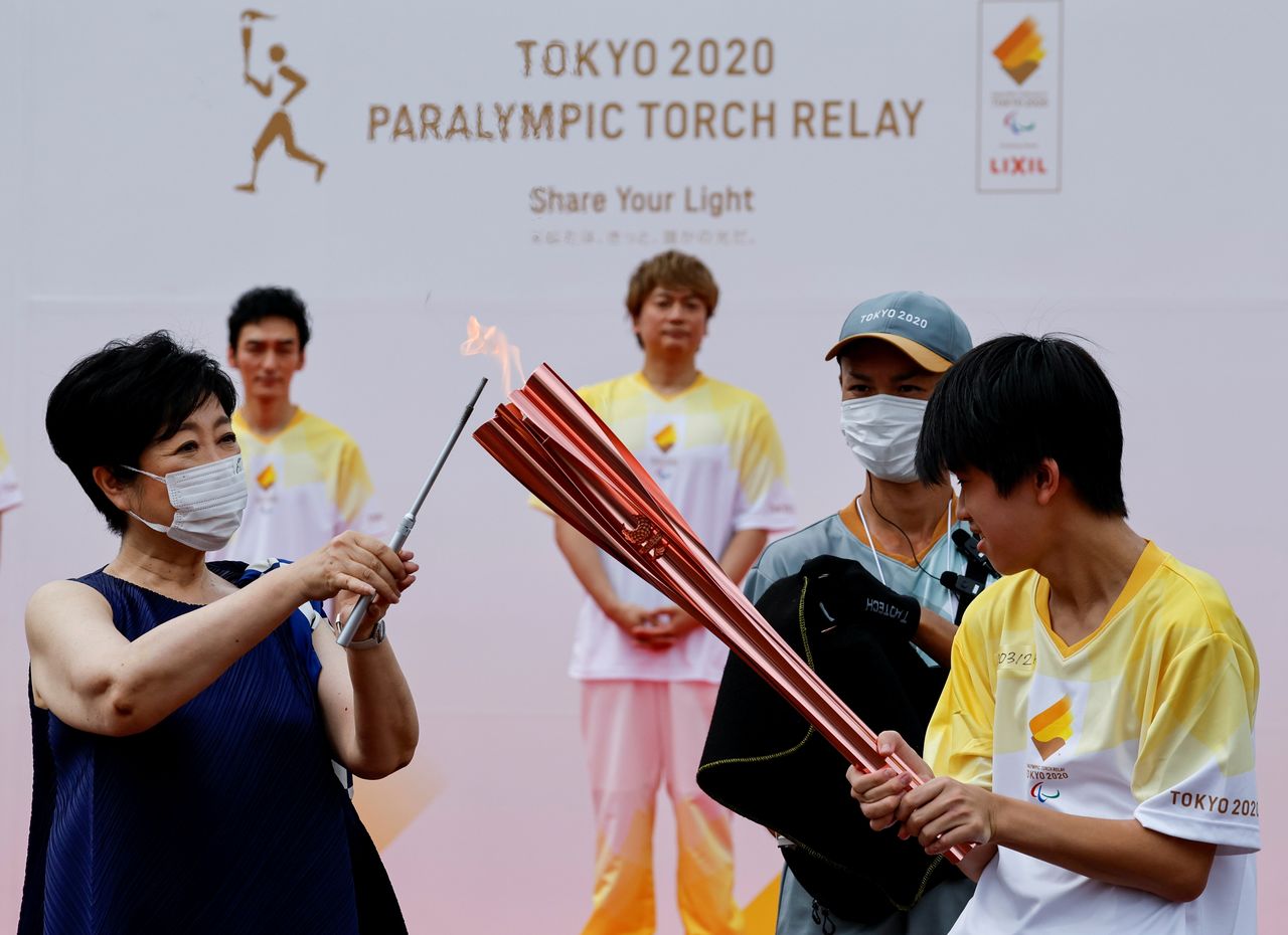 La gobernadora de Tokio, Yuriko Koike, enciende la antorcha paralímpica durante la ceremonia de llegada de la llama paralímpica de Tokio 2020 en Tokio, Japón, el 24 de agosto de 2021.  REUTERS/Issei Kato