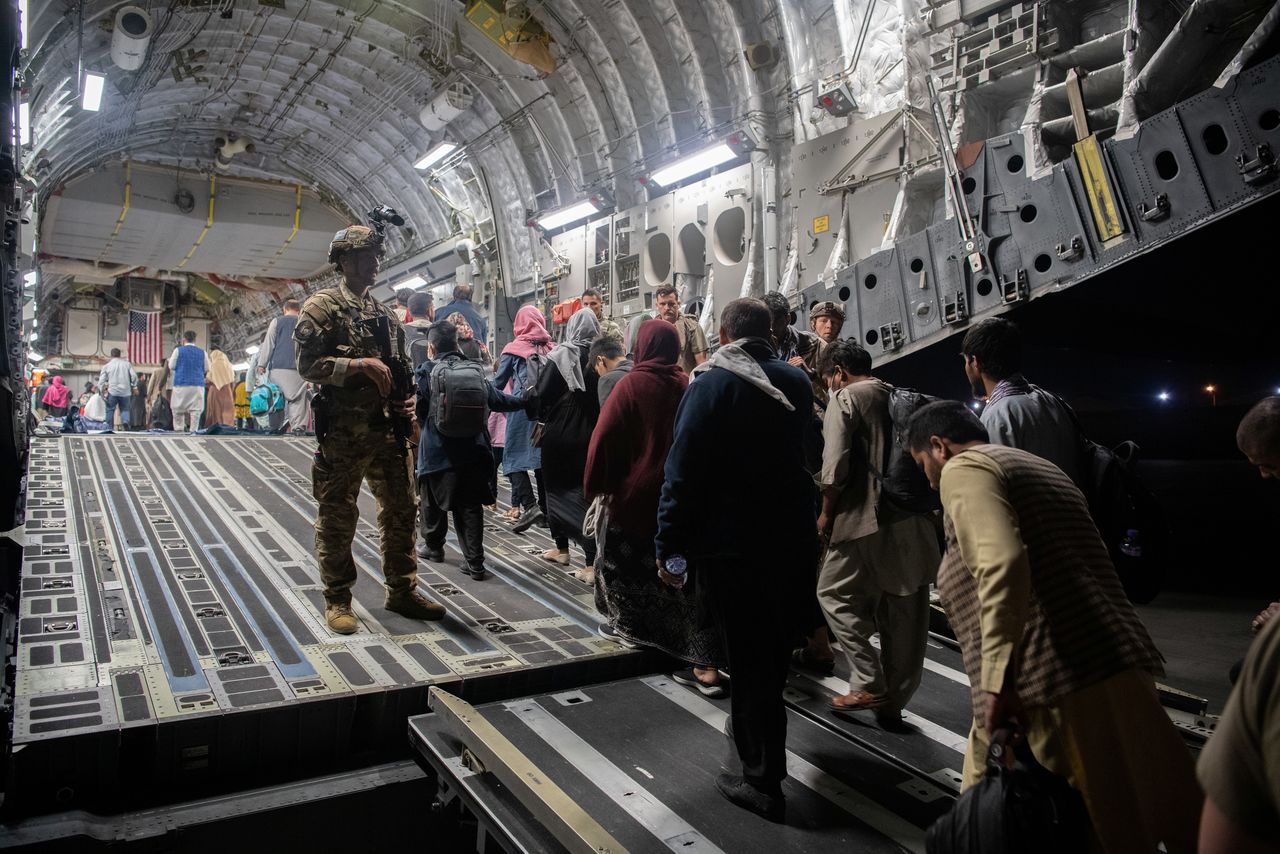 Las familias comienzan a subir a un avión de transporte C-17 Globemaster III de la Fuerza Aérea de Estados Unidos durante una evacuación en el Aeropuerto Internacional Hamid Karzai, Afganistán, 23 de agosto de 2021. Cuerpo de Marines de Estados Unidos/Sargento Samuel Ruiz/Distribuida vía REUTERS