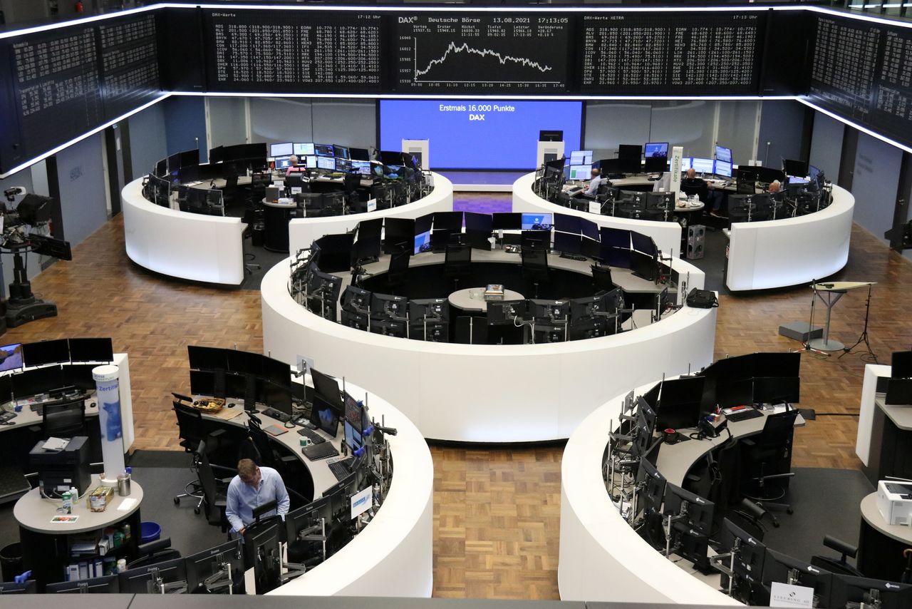 Imagen de archivo del gráfico del índice bursátil DAX en la bolsa de valores en Fráncfort, Alemania. 13 de agosto, 2021. REUTERS/Equipo