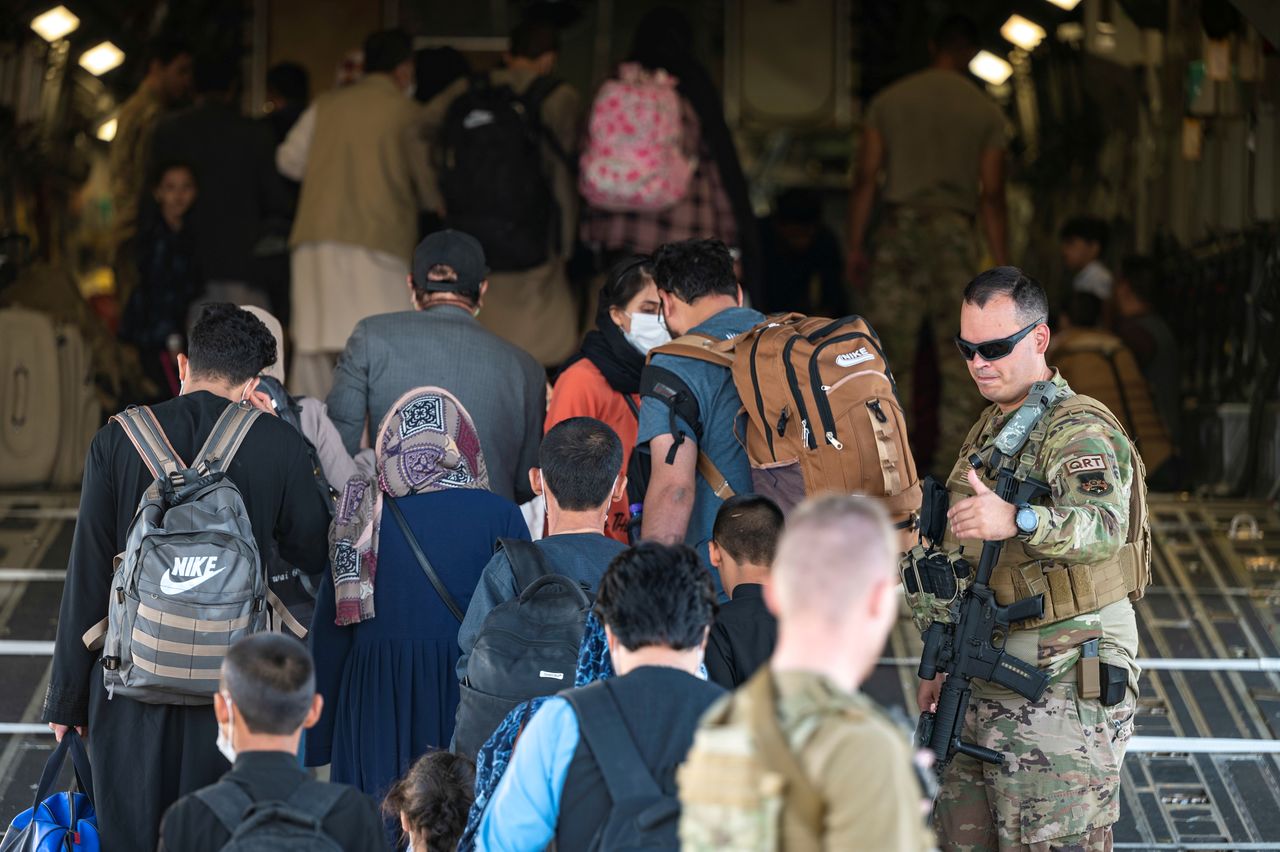 Aviadores de la Fuerza Aérea de Estados Unidos guían a los evacuados a bordo de un C-17 Globemaster III de la Fuerza Aérea de Estados Unidos en el Aeropuerto Internacional Hamid Karzai (HKIA), Afganistán, 24 de agosto de 2021. Fuerza Aérea de los Estados Unidos/Senior Airman Taylor Crul/Handout via REUTERS