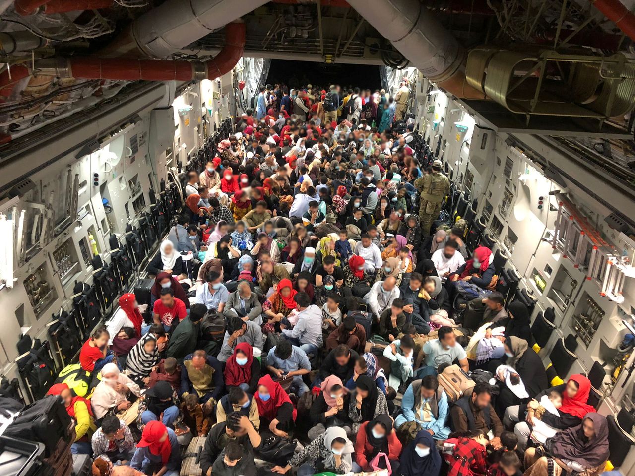 Evacuados en un avión de transporte C-177 Globemaster III de la Real Fuerza Aérea Canadiense (RCAF) para su vuelo a Canadá desde Kabul, Afganistán, el 23 de agosto de 2021. Foto tomada el 23 de agosto de 2021. Fuerzas Armadas Canadienses/Handout vía REUTERS.