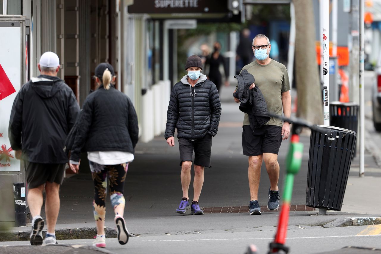 Personas con mascarilla hacen ejercicio durante un confinamiento por coronavirus (COVID-19), en Auckland, Nueva Zelanda, 26 de agosto de 2021. REUTERS/Fiona Goodall