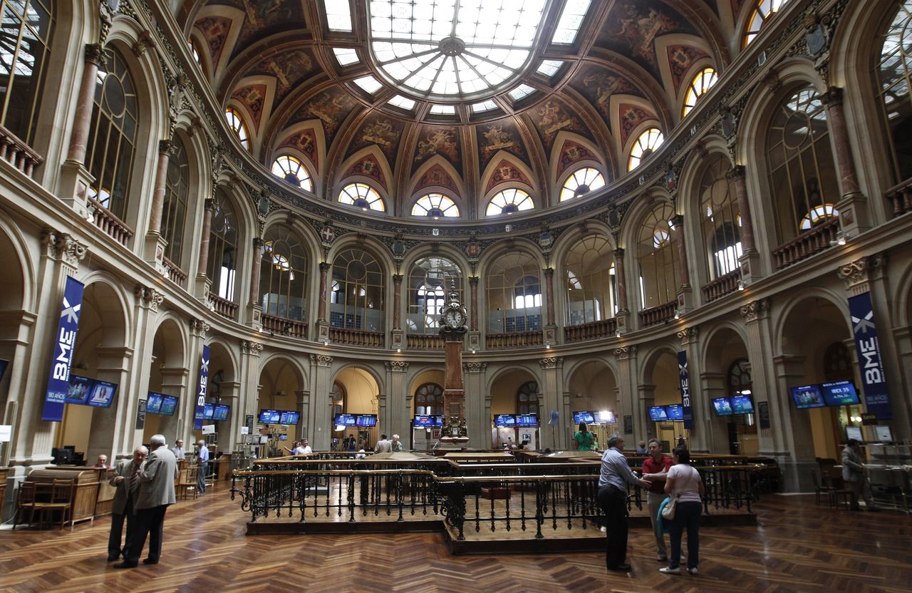 FOTO DE ARCHIVO: Vista general del interior de la Bolsa de Madrid, España, el 15 de junio de 2012. REUTERS/Andrea Comas