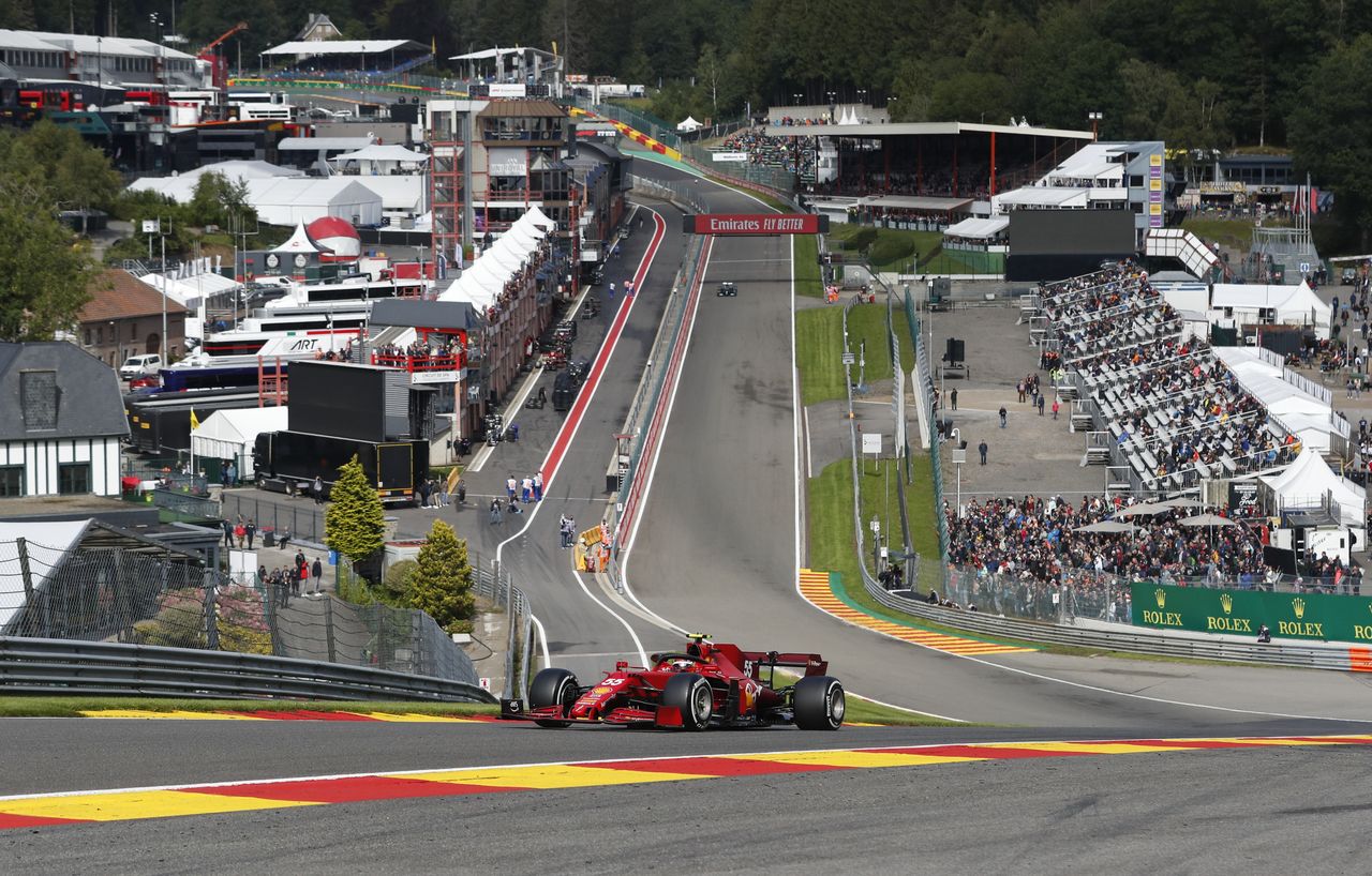 El Ferrari del píloto español Carlos Sainz Jr. avanza por la pista durante las prácticas del Gran Premio de Bélgica de Fórmula Uno en el circuito de Spa-Francorchamps, Spa, Bélgica. 27 agosto 2021. REUTERS/Johanna Geron