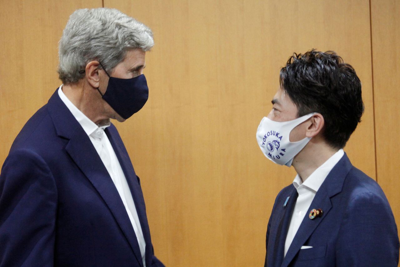 El enviado de Estados Unidos para el clima, John Kerry, se reúne con el ministro japonés de Medio Ambiente, Shinjiro Koizumi, en Tokio, Japón, 31 de agosto de 2021. REUTERS/Koji Sasahara