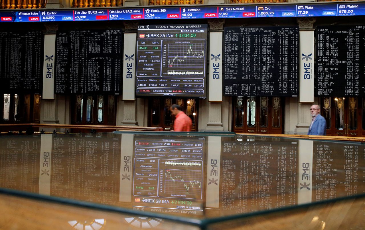 FOTO DE ARCHIVO: Tableros electrónicos con datos de cotización en el interior de la Bolsa de Madrid, España, el 24 de junio de 2016. REUTERS/Andrea Comas