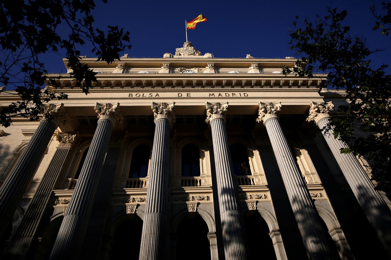FOTO DE ARCHIVO: Una bandera española sobre la Bolsa de Madrid, España, el 1 de junio de 2016. REUTERS/Juan Medina