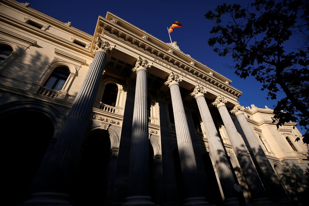 FOTO DE ARCHIVO: Una bandera española sobre el edificio de la Bolsa de Madrid, España, el 1 de junio de 2016. REUTERS/Juan Medina