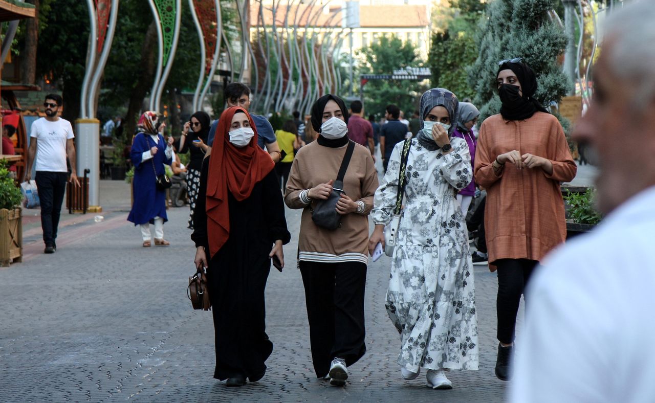 FOTO DE ARCHIVO: Un grupo de mujeres con mascarillas camina por una calle de Diyarbakir, Turquía, el 27 de julio de 2021. REUTERS/Sertac Kayar