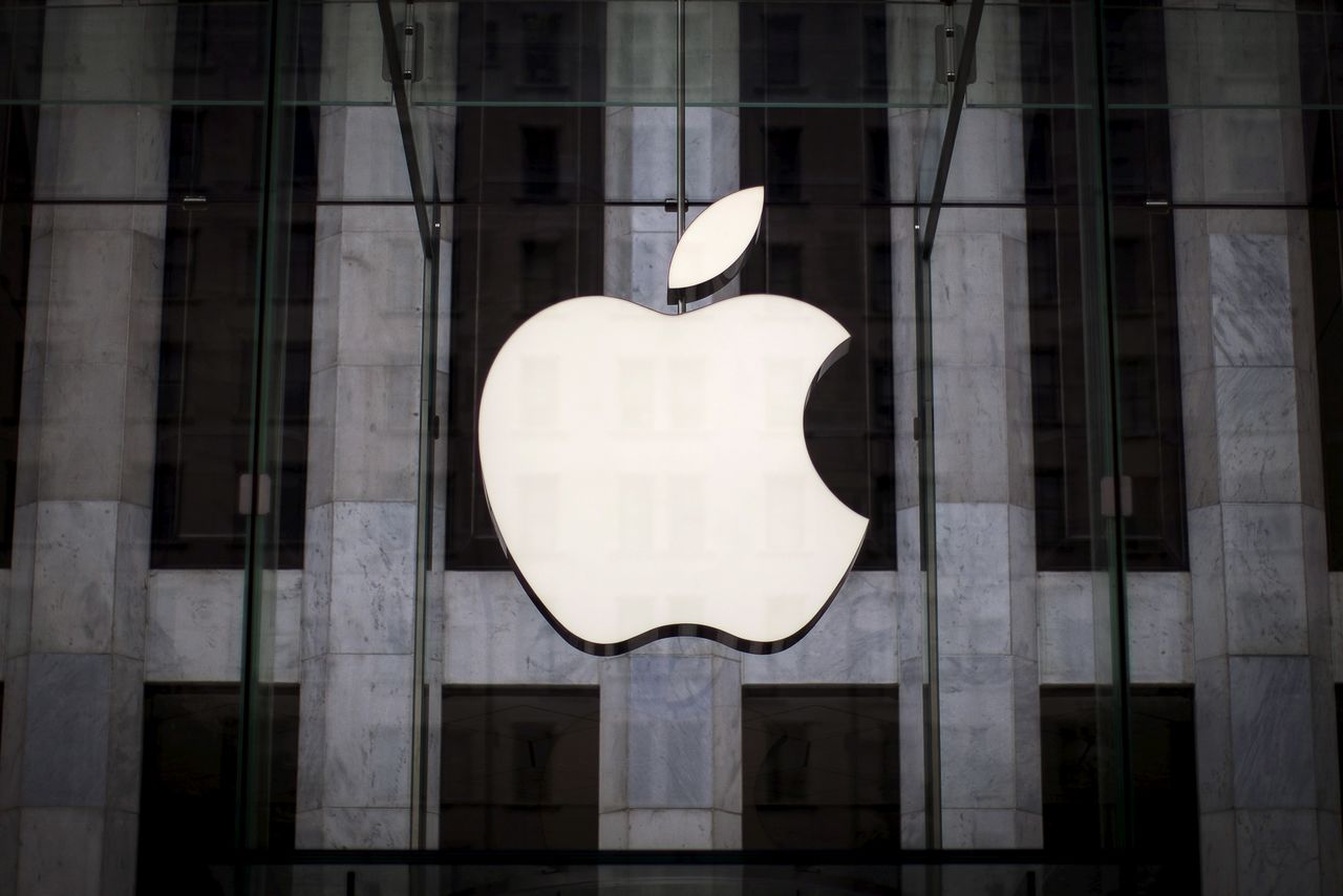 FOTO DE ARCHIVO: Logotipo de Apple cuelga sobre la entrada de la tienda de Apple en la 5ª Avenida en el barrio de Manhattan de Nueva York, el 21 de julio, 2015. REUTERS/Mike Segar/Foto de Archivo
