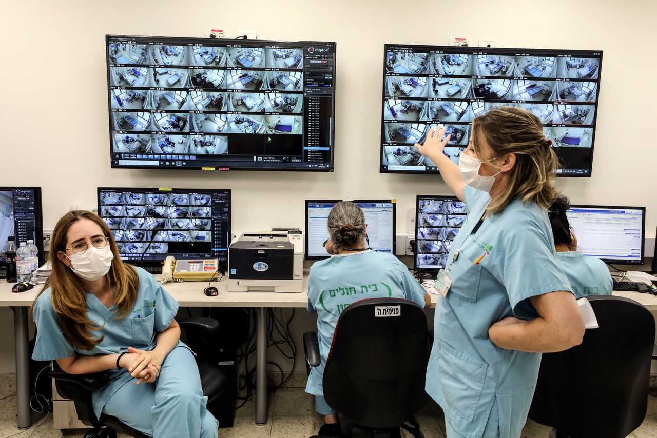 Personal médico sentado dentro de una sala de monitorización por cctv observando las salas de la enfermedad por coronavirus (COVID-19) en el hospital Beilinson en Petah Tikva, Israel, 18 de agosto de 2021 REUTERS/ Ammar Awad
