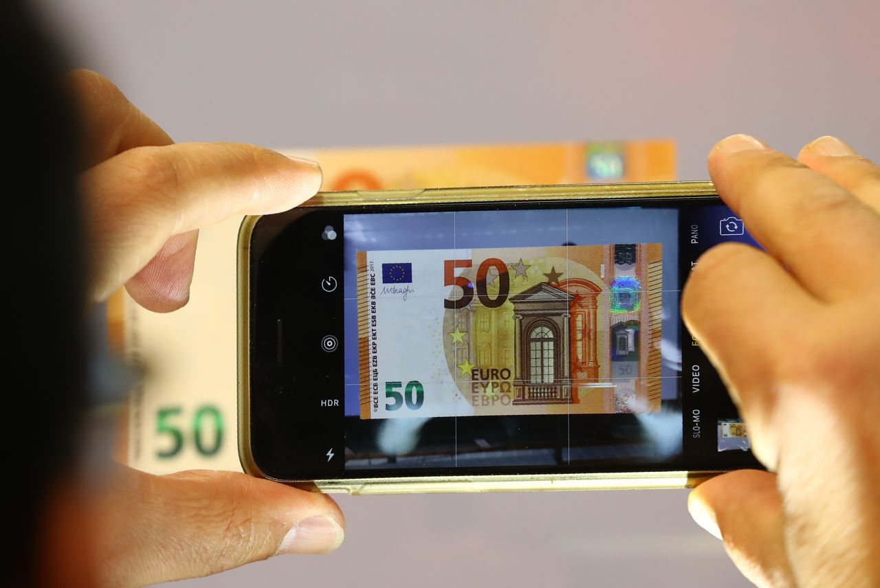 Imagen de archivo de un periodista sacando una foto de un billete de 50 euros en la sede del Banco Central Europeo (BCE) en Fráncfort. 
Abr 4, 2017. REUTERS/Kai Pfaffenbach