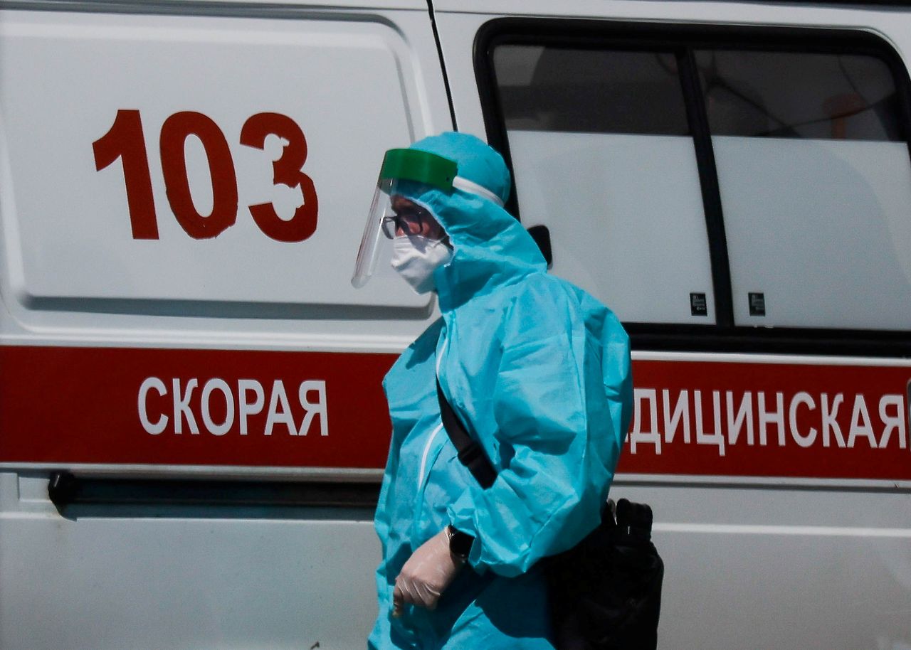 FOTO DE ARCHIVO: Un trabajador médico con un equipo de protección individual junto a una ambulancia en el exterior de un hospital para pacientes de COVID-19 en Moscú, Rusia, el 16 de junio de 2021. REUTERS/Maxim Shemetov