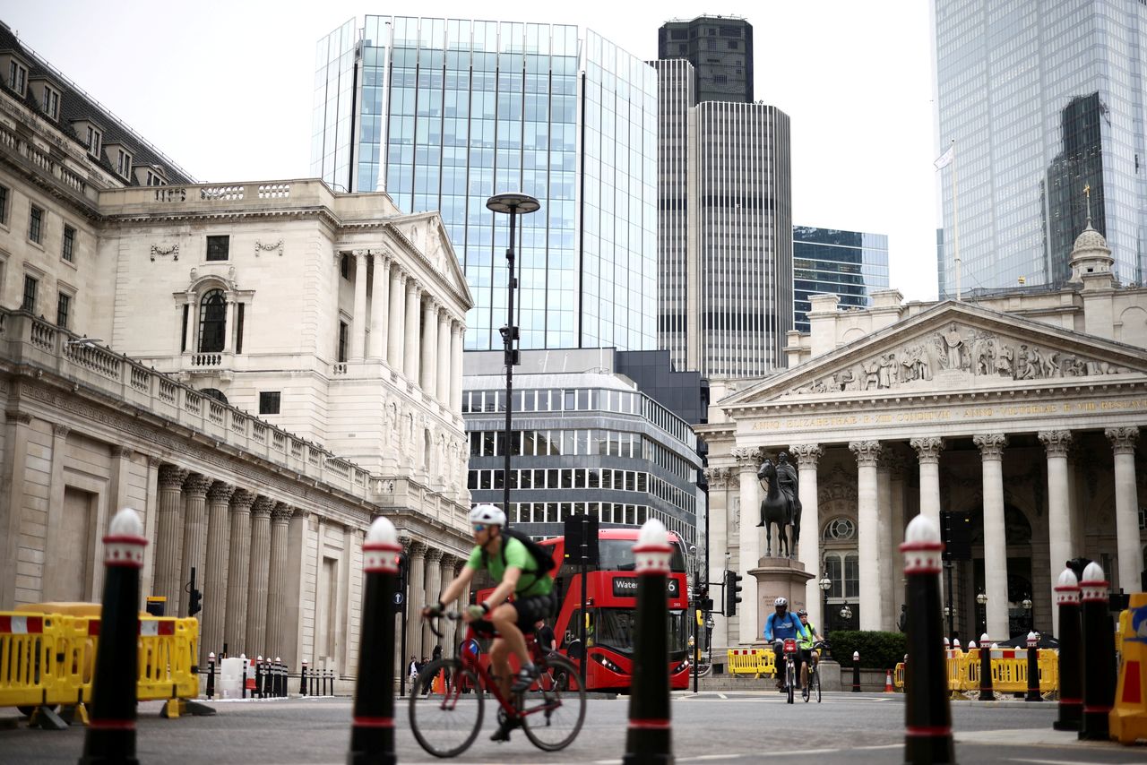 Imagen de archivo de gente viajando en bicicleta frente al Banco de Inglaterra en el distrito financiero City de Londres en Londres, Reino Unido. 11 de junio, 2021. REUTERS/Henry Nicholls/Archivo