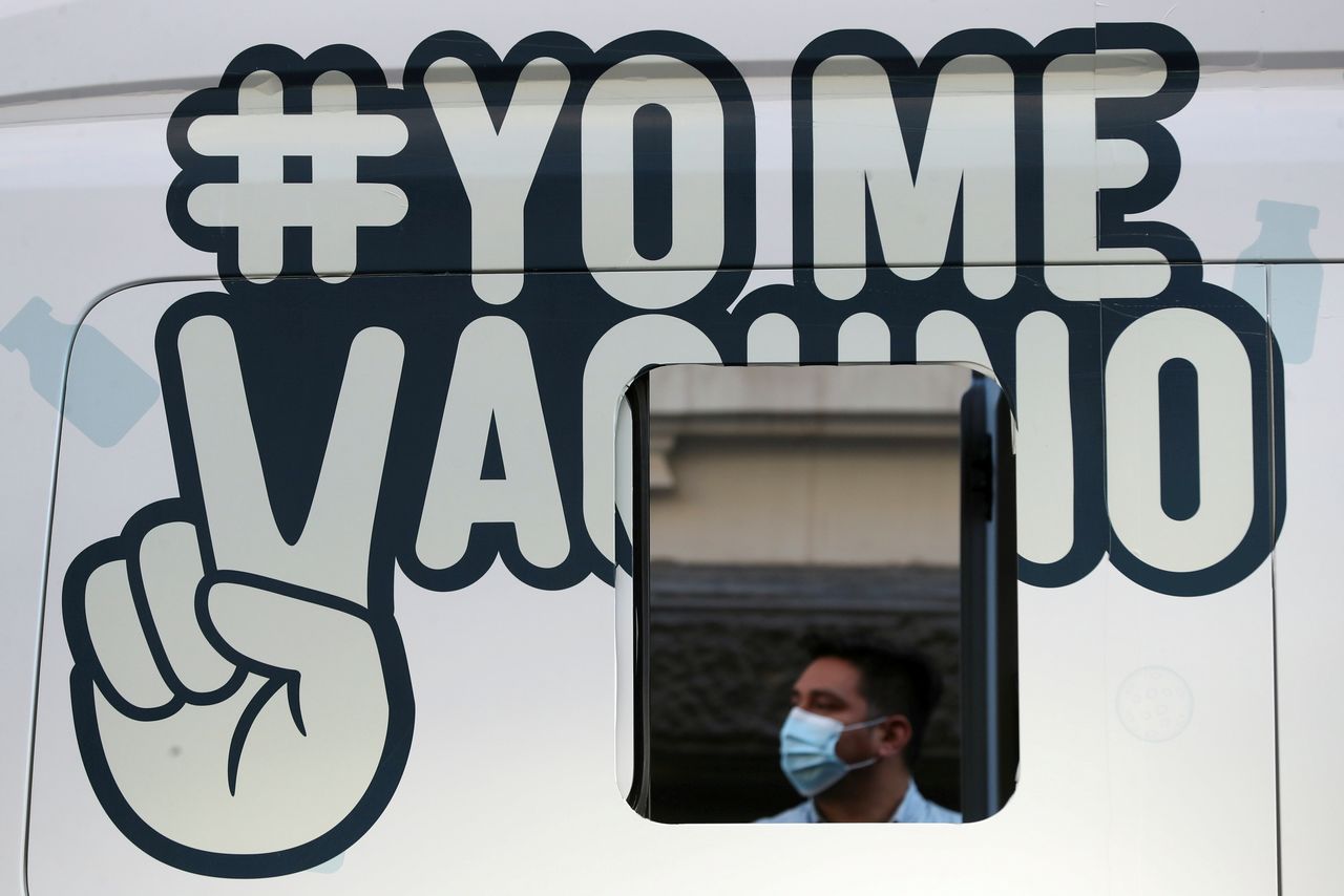 FOTO DE ARCHIVO: Un hombre con mascarilla espera en el exterior de un punto móvil de vacunación contra la COVID-19 en Santiago de Chile, Chile, el 24 de mayo de 2021. REUTERS/Iván Alvarado