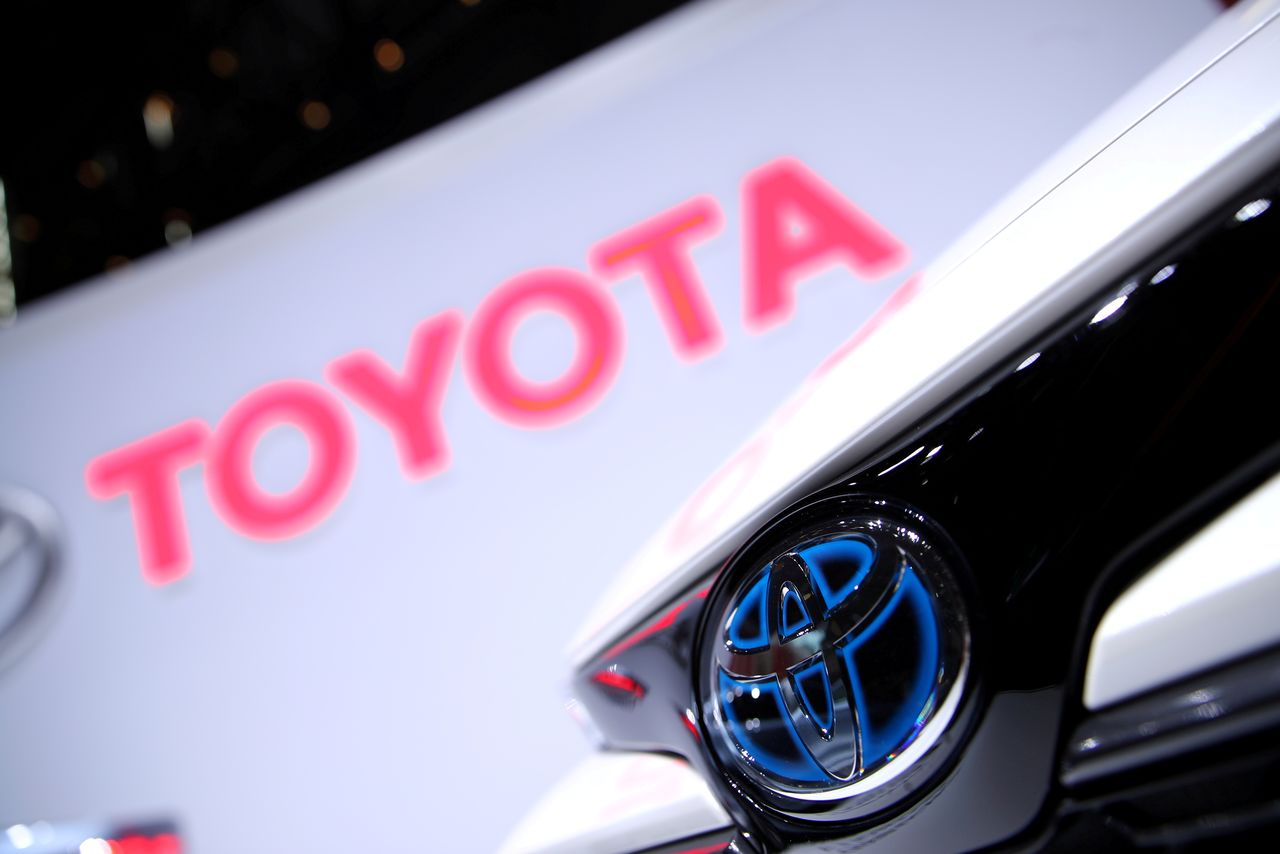 FOTO DE ARCHIVO: El logotipo de Toyota en un modelo Corolla en el 89º Salón Internacional del Automóvil de Ginebra, Suiza, 5 de marzo de 2019. REUTERS/Denis Balibouse