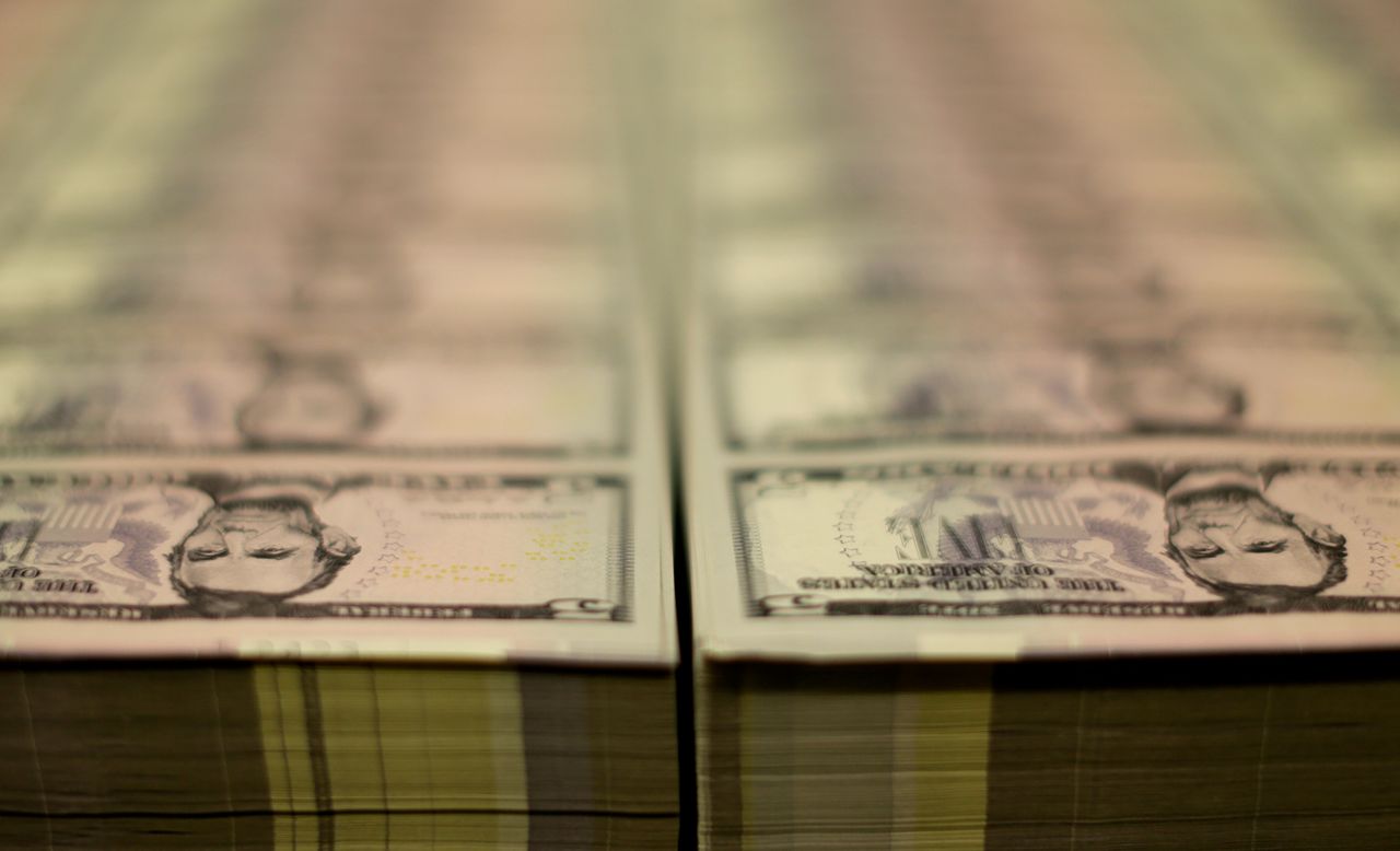 Foto de archivo. Billetes de cinco dólares.
REUTERS/Gary Cameron