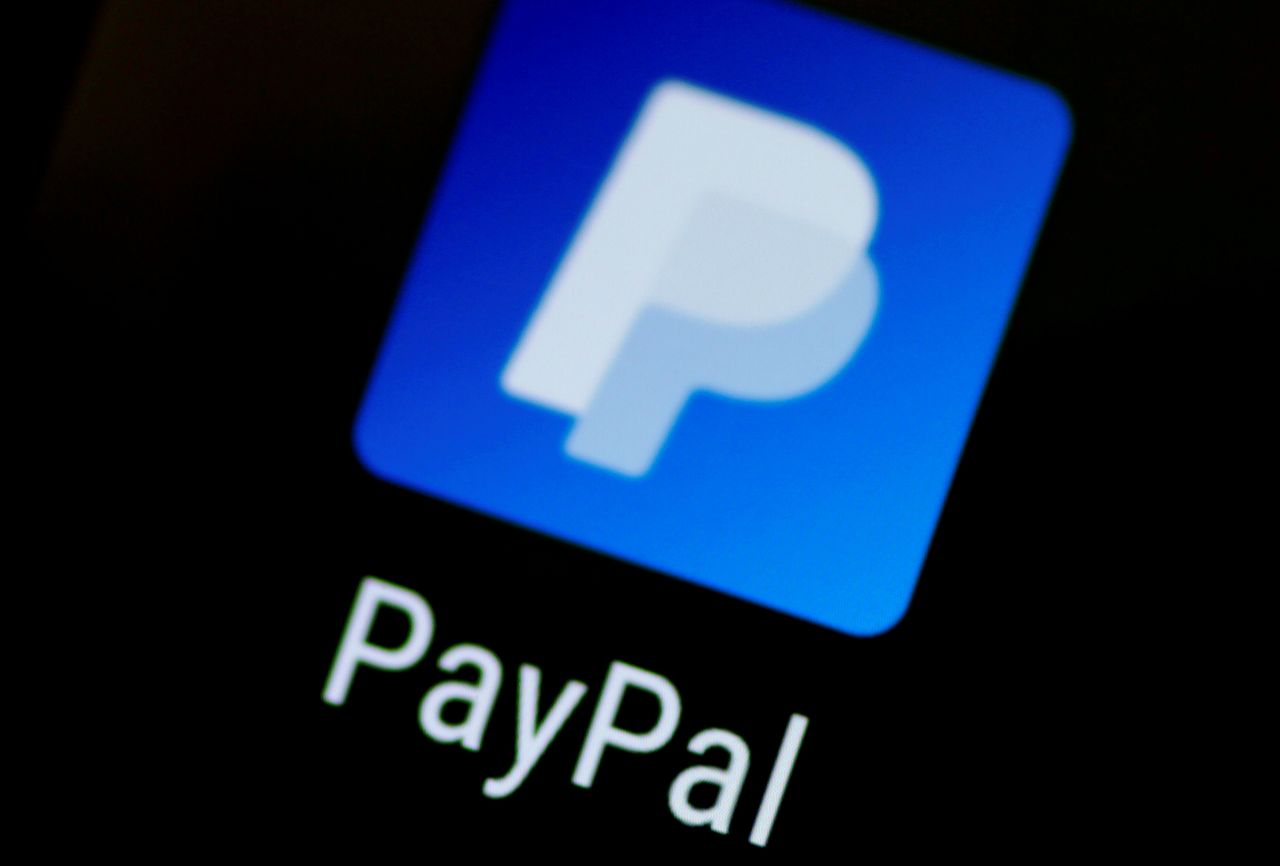 FOTO DE ARCHIVO: El logo de la app de PayPal visto en un teléfono móvil en esta foto de ilustración el 16 de octubre de 2017.  REUTERS/Thomas White/Ilustración
