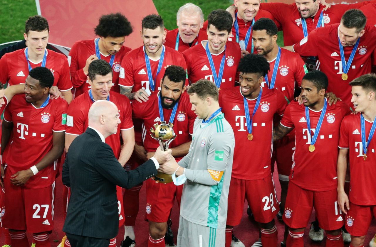 Feb 11, 2021 
Foto de archivo del presidente de la FIFA, Gianni Infantino, entregando al capitán del Bayern Munich, Manuel Neuer, el trofeo del Mundial de Clubes. 
REUTERS/Mohammed Dabbous