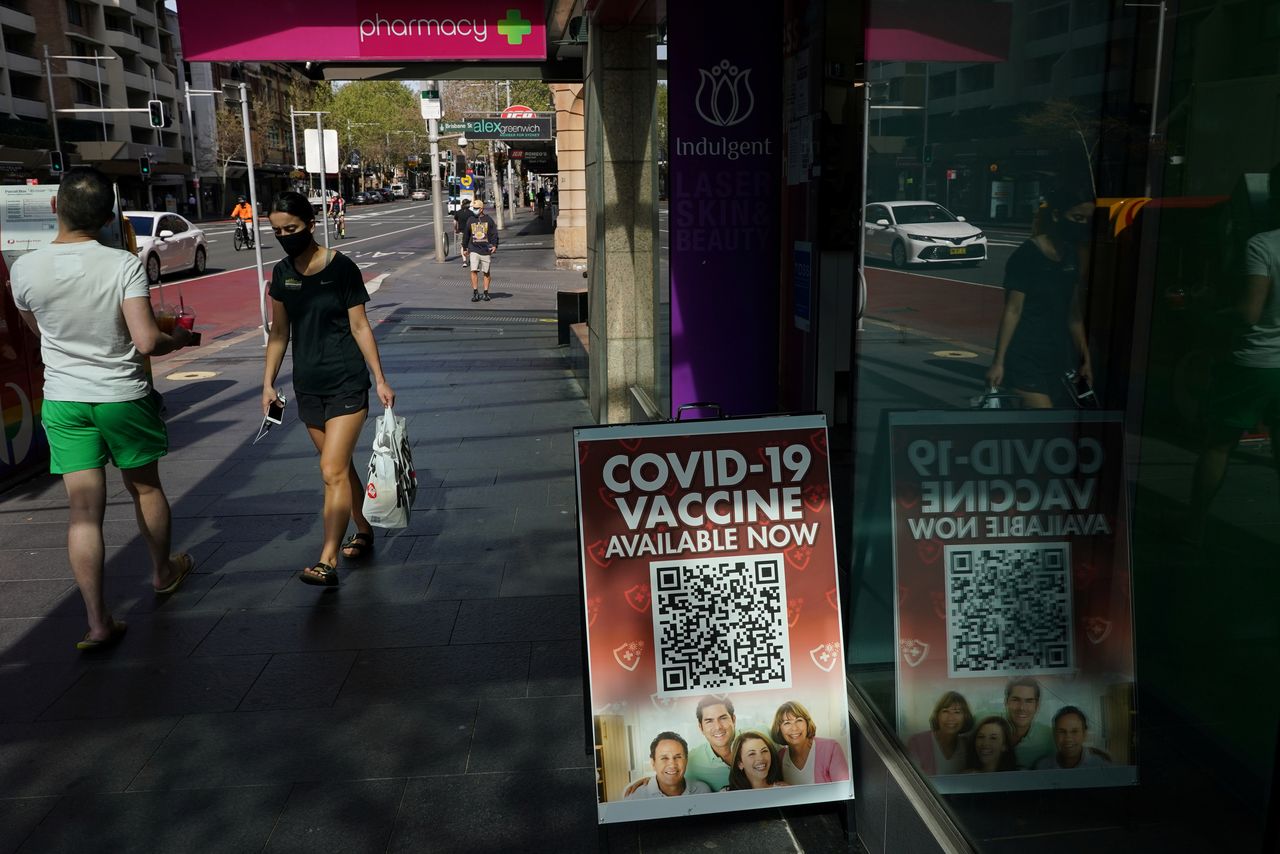 FOTO DE ARCHIVO: Un cartel anuncia vacunas contra la COVID-19 disponibles en una farmacia del centro de Sídney, Australia, el 9 de septiembre de 2021. REUTERS/Loren Elliott