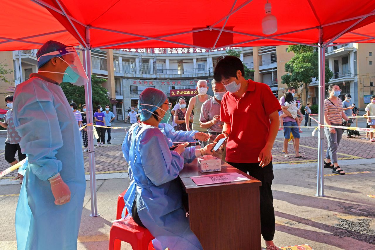 Personas registrándose para someterse a las pruebas de ácido nucleico en un sitio de pruebas en Quanzhou, a raíz de los nuevos casos de la enfermedad del coronavirus (COVID-19), en la provincia de Fujian, China el 13 de septiembre de 2021. REUTERS/China Daily