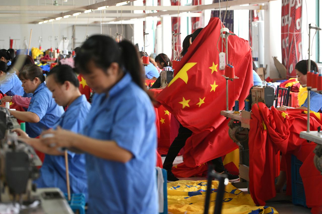 FOTO DE ARCHIVO: Trabajadores hacen banderas de China en Jiaxing, provincia de Zhejiang, China, 25 de septiembre del 2019. REUTERS/Stringer/File Photo