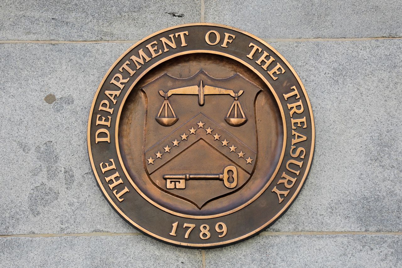 Imagen de archivo del sello del Departamento del Tesoro de Estados Unidos en su sede en Washington, D.C., Estados Unidos. 29 de agosto, 2020. REUTERS/Andrew Kelly/Archivo