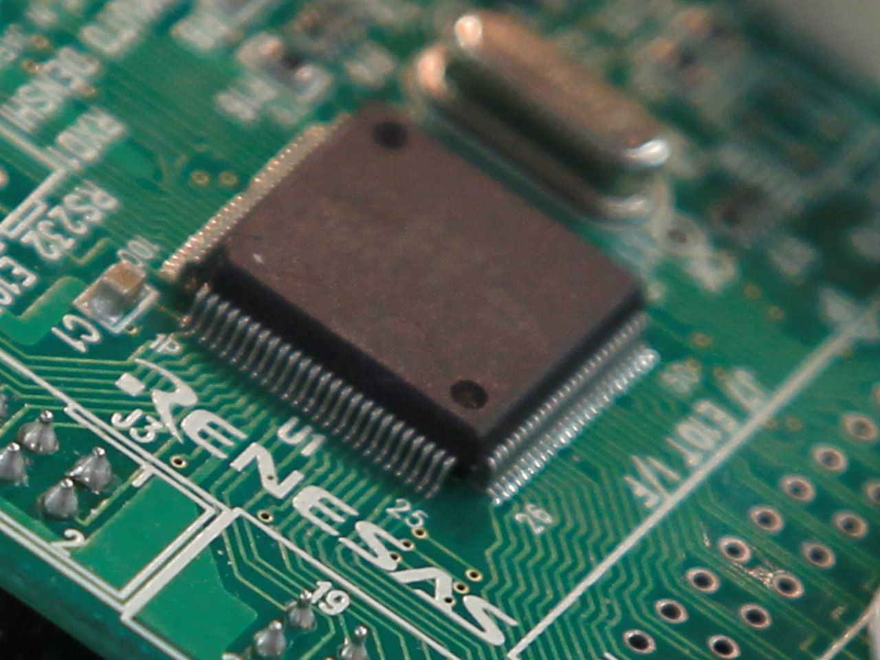 FOTO DE ARCHIVO: Un microprocesador del fabricante de chips japonés Renesas Electronics Corp, en la sede de la empresa en Tokio. 28 de mayo de 2012. REUTERS/Yuriko Nakao/