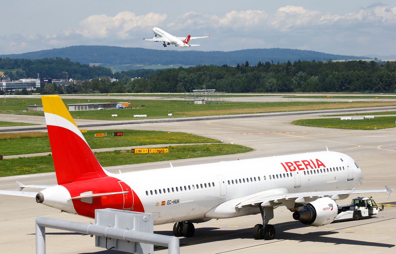 FOTO DE ARCHIVO: Un avión Airbus A321-212 de la aerolínea española Iberia en el aeropuerto de Zúrich, Suiza, el 10 de julio de 2021. REUTERS/Arnd Wiegmann