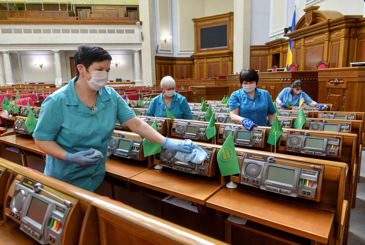 FOTO DE ARCHIVO: Un grupo de trabajadoras desinfecta los escaños de los legisladores ucranianos en la sala de sesiones del Parlamento nacional en Kiev, Ucrania, el 19 de marzo de 2020. REUTERS/Stringer