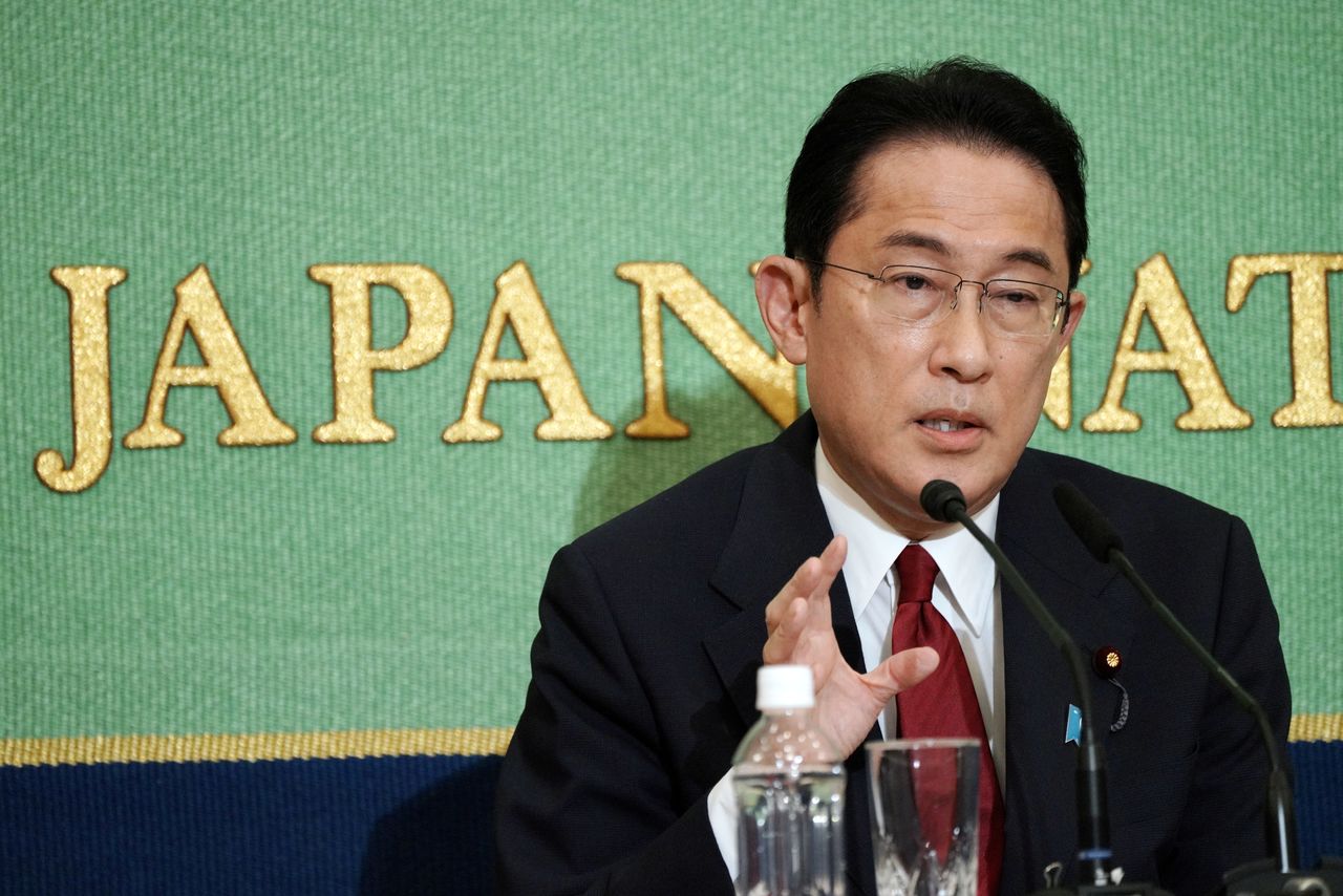 El exministro de Asuntos Exteriores de Japón, Fumio Kishida, durante una sesión de debate celebrada por el club de prensa nacional de Japón, en Tokio, Japón, 18 de septiembre de 2021. REUTERS/Eugene Hoshiko