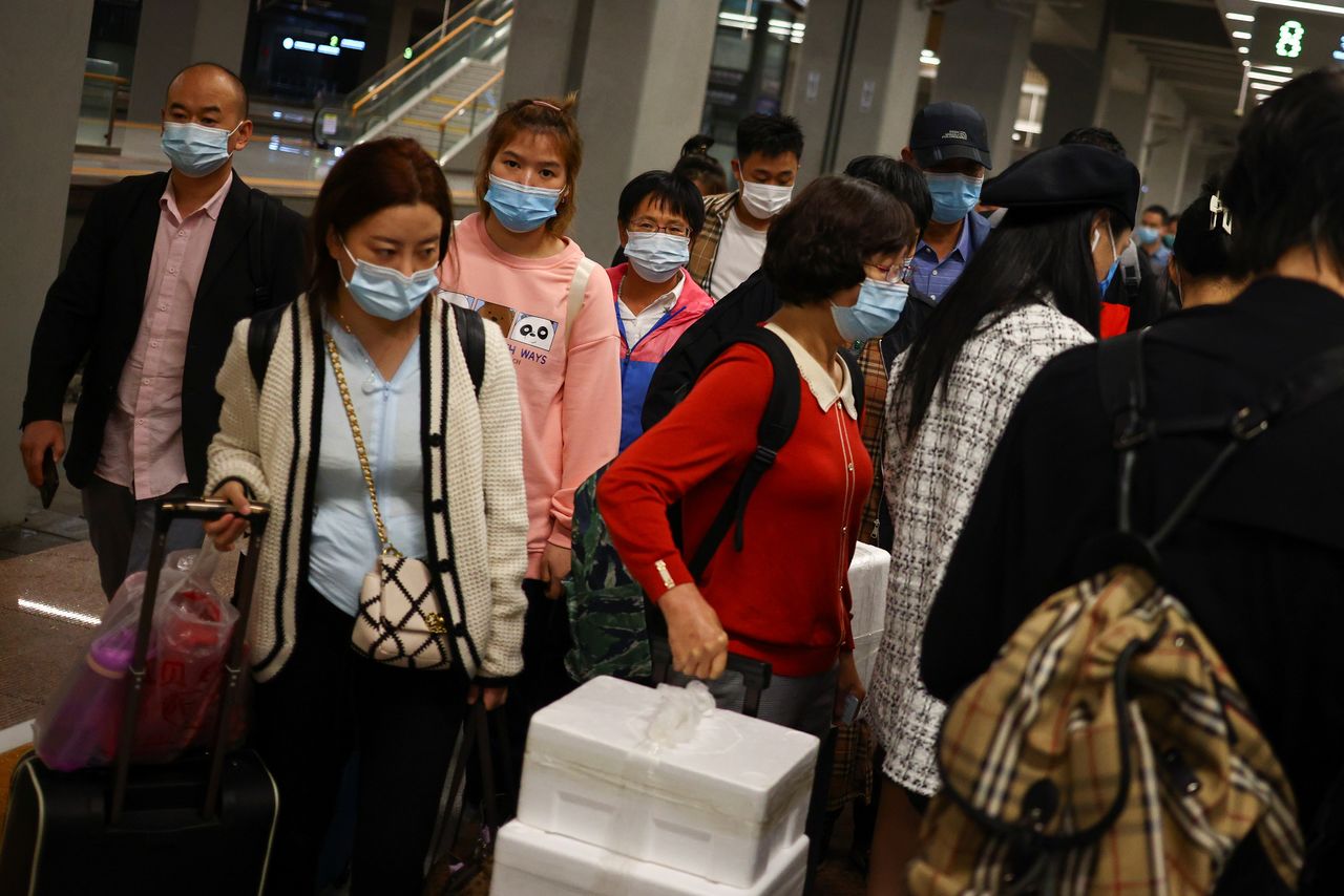 Viajeros llegan a una estación de tren antes de las próximas vacaciones de la Semana Dorada de China durante la epidemia de coronavirus, en Pekín, China, 29 de septiembre de 2021. REUTERS/Thomas Peter