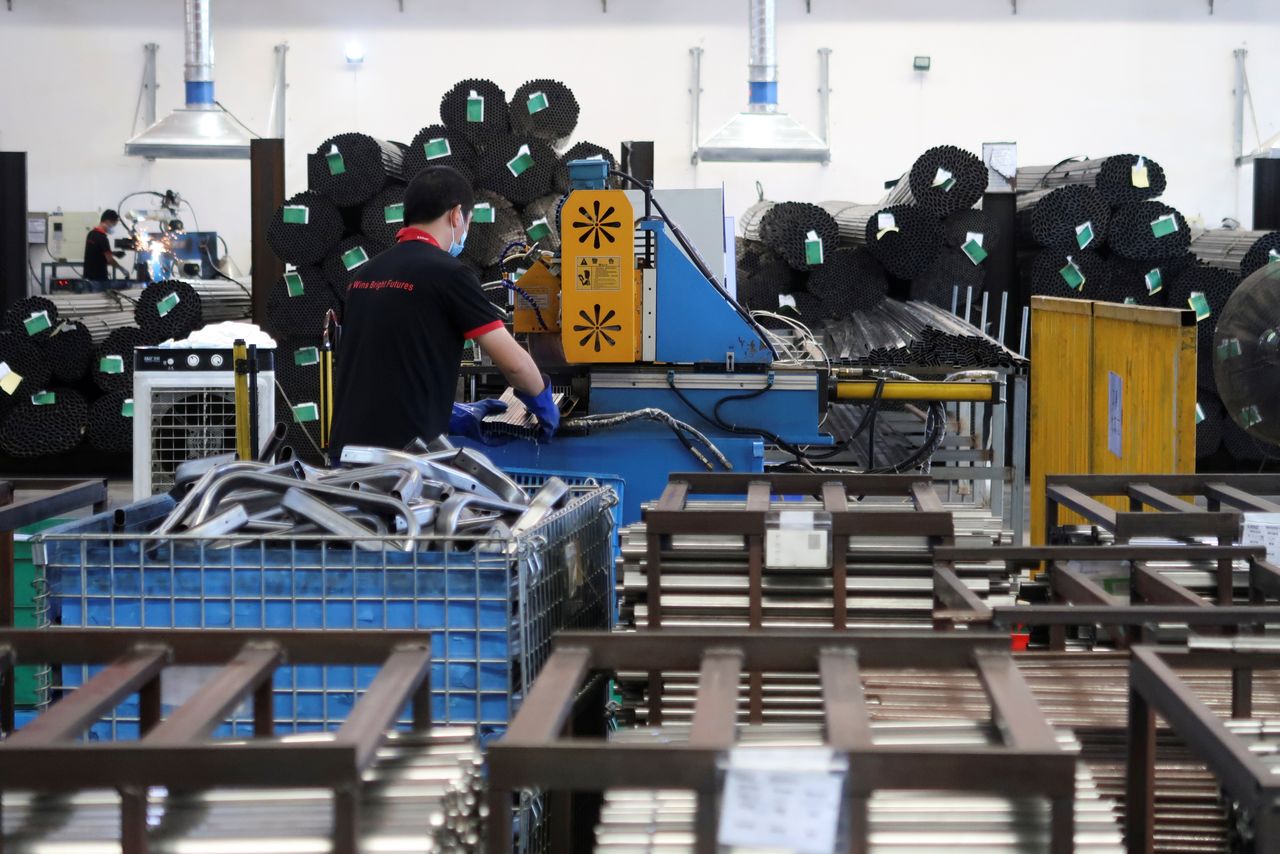 Empleados trabajan en la línea de producción del fabricante estadounidense de productos infantiles y juguetes Kids II Inc. en una fábrica en Jiujiang, provincia de Jiangxi, China el 22 de junio de 2021. REUTERS/Gabriel Crossley