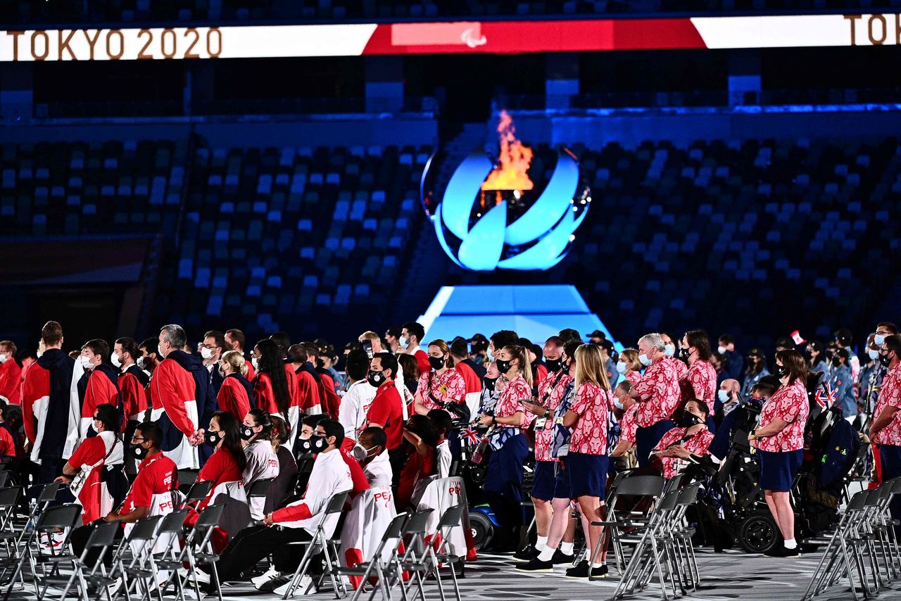 Deportistas en la ceremonia de clausura de los Juegos Paralímpicos en Tokio el 5 de septiembre de 2021. (© AFP/Jiji)