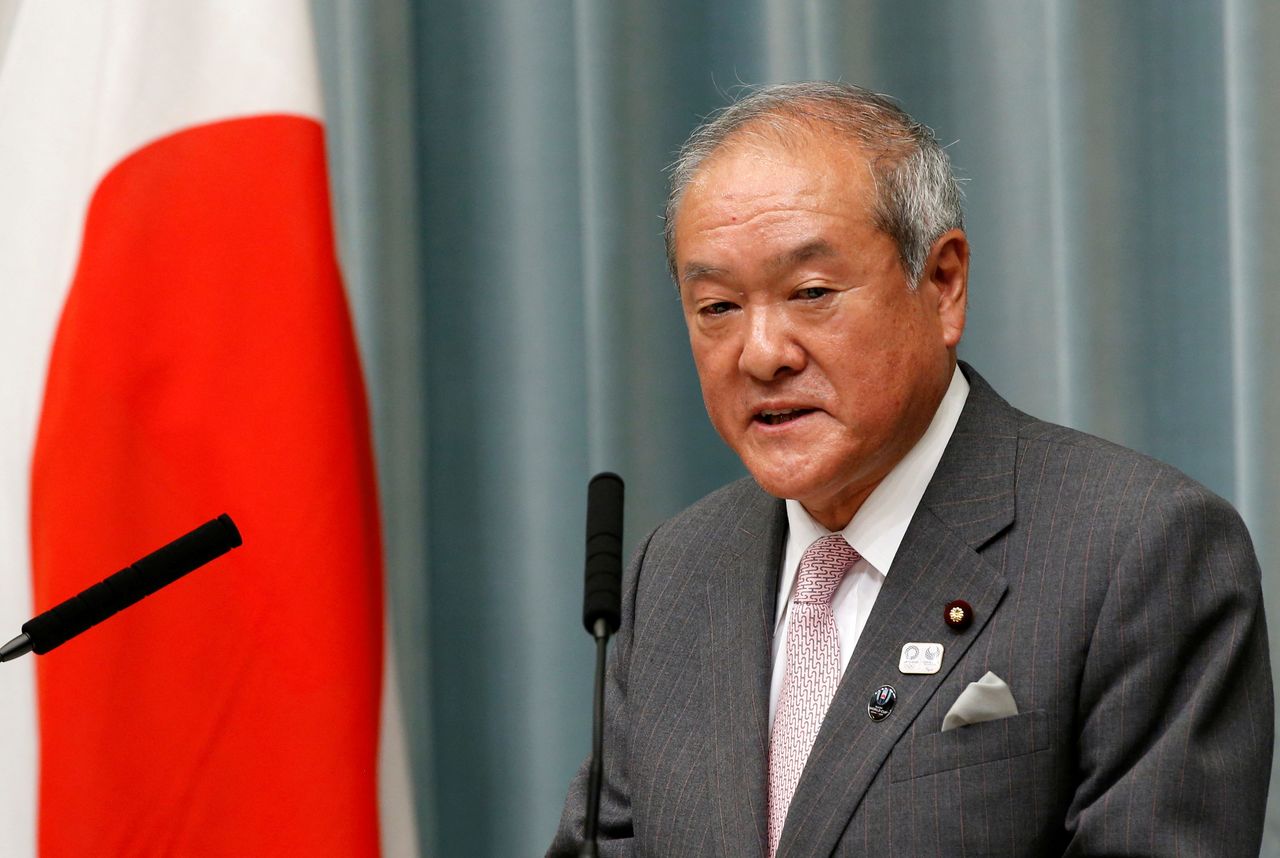 FOTO DE ARCHIVO: El que fue antiguo ministro de Juegos Olímpicos de Japón, Shunichi Suzuki, habla en una conferencia de prensa en Tokio, Japón, 3 de agosto de 2017. REUTERS/Kim Kyung-Hoon